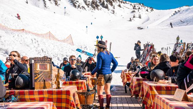zu sehen ist eine Hütte im Skigebiet St. Anton am Arlberg, dahinter eine Skipiste