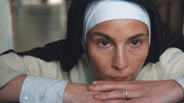 Noomi Rapace als Mutter Teresa.