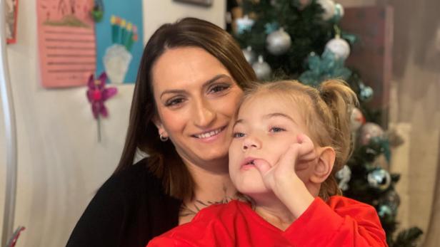 Suzana Sonner und ihre Tochter Larissa vor dem Christbaum.