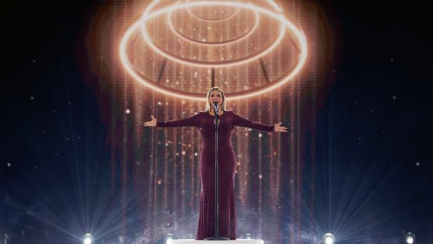 Beatrice Egli steht singend mit ausgebreiteten Händen auf der Bühne 