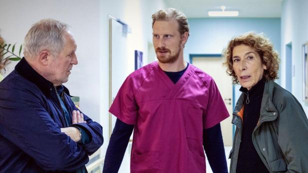 Harald Krassnitzer und Adele Neuhauser befragen in ihren Tatort-Rollen einen Pfleger