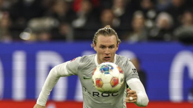 Patrick Wimmer jagt dem Ball nach.