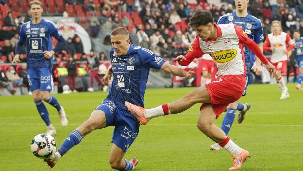 Ein Spieler des WAC kämpft gegen einen Salzburger um den Ball.