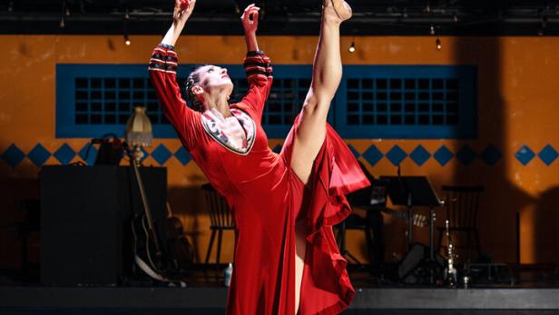 Tanzende Frau: Szenenfoto aus "Viva la Vida".
