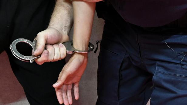 Festnahme durch Polizisten mit Handschellen