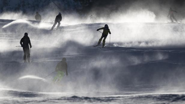 Mehrere Skifahrer auf einer Piste