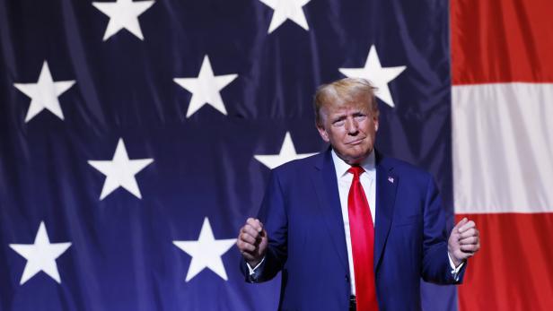 Donald Trump vor einer amerikanischen Flagge