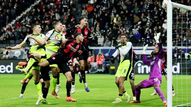 Eine Spielszene bei Frankfurt gegen Dortmund.