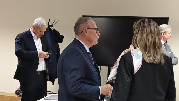 Karl Mahrer, im Hintergrund Ernst Nevrivy.