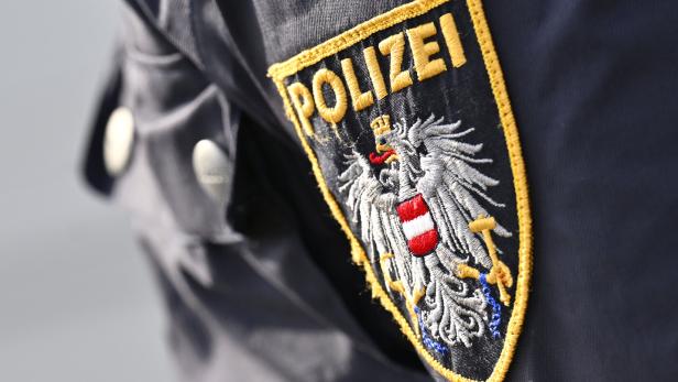 Polizei-Abzeichen auf einer Uniform.