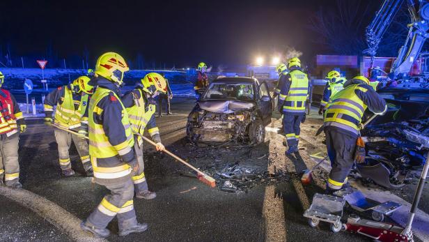 FF Krems bei Einsatz nach Unfall in Gneixendorf