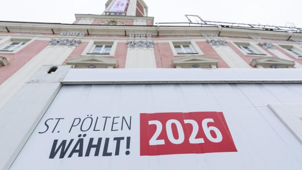 Vor einem Gebäude steht ein Container mit der Aufschrift "St. Pölten wählt! 2026".