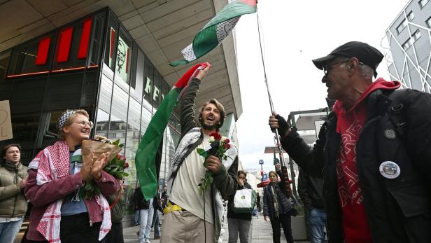 Zurück aus der Gefangenschaft: Schütter mit Palästina-Fahnen.