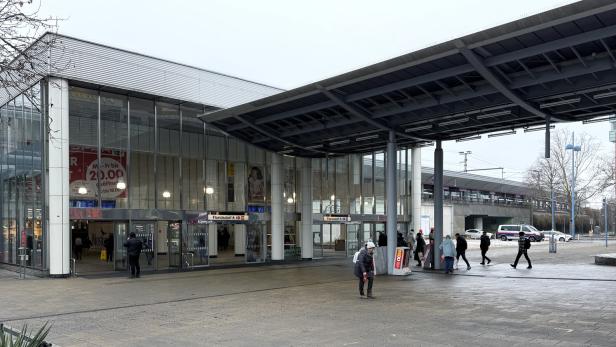 ++ THEMENBILD ++ ALKOHOLVERBOT AM FRANZ-JONAS-PLATZ IN WIEN-FLORIDSDORF KOMMT