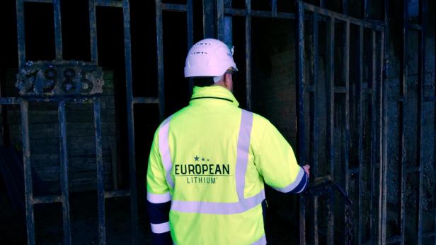 zu sehen ist der Geschäftsführer von European Lithium, Dietrich Wanke, stehend vor einem Stolleneingang.