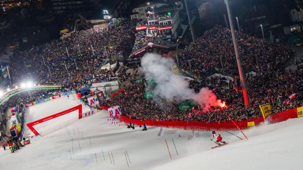 Fans, Feuerwerk und Zuschauermassen