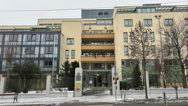 Front und Eingang eines Pensionistenheims bei verschneiten Straßen 