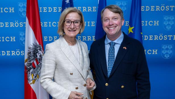 Zwei Personen stehen nebeneinander