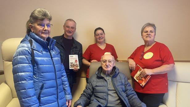 Die Initiatorinnen mit Gerhard Kozar (sitzend) und seinen Angehörigen, er ist schon lange angemeldet.