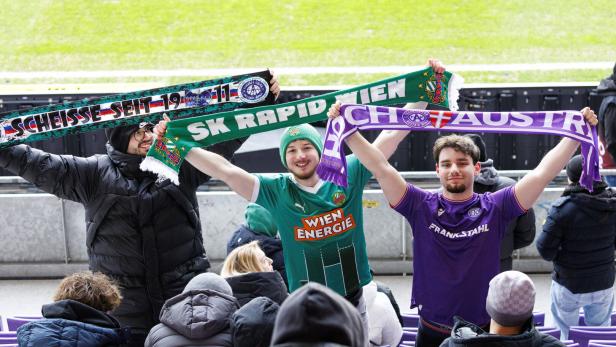Drei Fans halten Schals von SK Rapid Wien und Austria Wien in die Höhe.