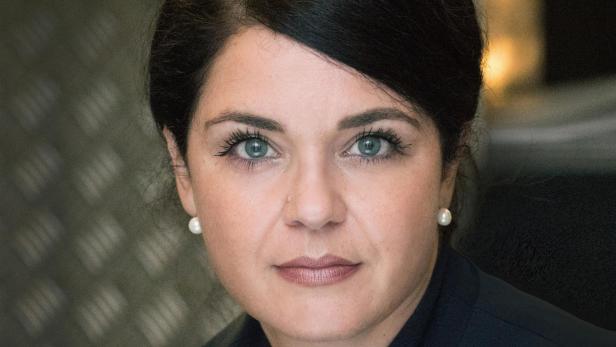 Frau blickt in die Kamera