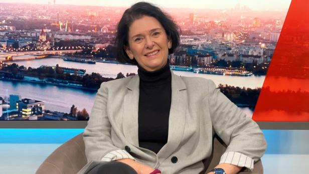 Christa Bauer beim Interview im Studio von KURIER TV.