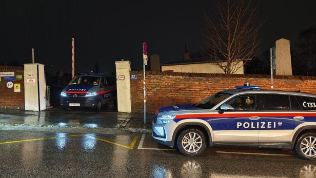 Die Polizei riegelte den Friedhof nach der Bluttat ab