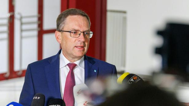 August Wöginger spricht vor Mikrofonen von ORF, Puls 24 und anderen Sendern.