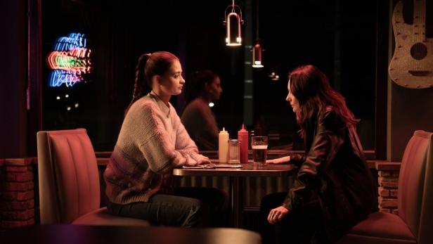 Philine Schmölzer und Lavinia Wilson sitzen einander in ihren Krimirollen nachts in einem Diner gegenüber