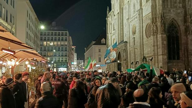 IRAN - FREUDENFEIERN NACH TOD KHAMENEIS AUCH IN ÖSTERREICH