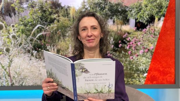 Sonja Schwingesbauer präsentiert ihr neues Buch im Fernsehstudio.