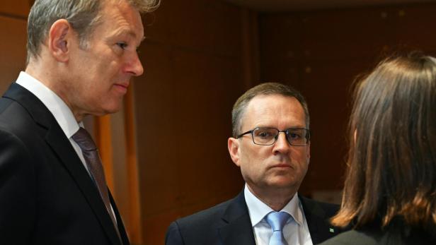 zu sehen sind Anwalt Michael Rohregger und ÖVP-Klubobmann August Wöginger, anlässlich des Forts. Prozesses gegen ÖVP-Klubobmann Wöginger und zwei Finanzbeamte wegen Amtsmissbrauchs, am Dienstag, 3. März 2026 in Linz.