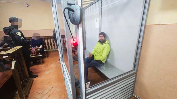 Verhafteter Mann sitzt im Gerichtssaal