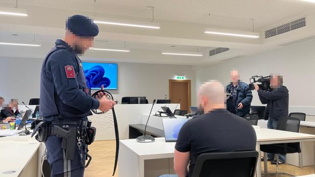 Eine Aufnahme von dem Angeklagten vor Gericht.