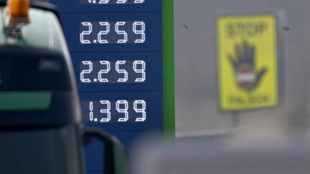  Eine Anzeigetafel der Preise für Benzin,Diesel und AdBlue an einer Tankstelle in Niederösterreich.