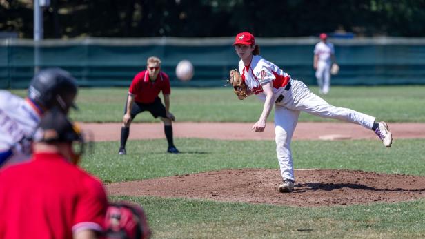 Baseballer Eoghan McGarry wirft einen Ball.