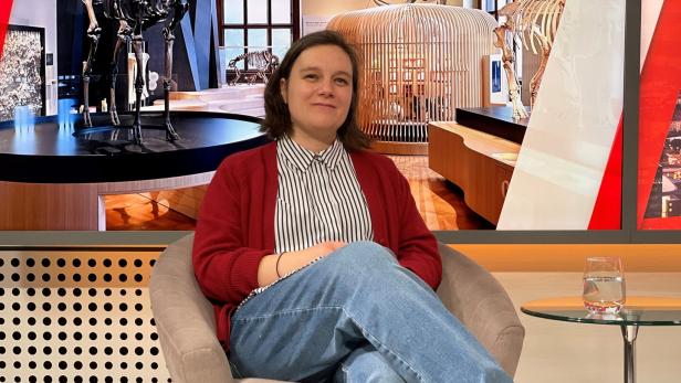 Die Kuratorin Caroline Posch beim Interview im KURIER-Fernsehstudio.
