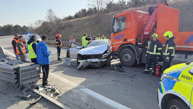 Ein Pkw und ein Lkw nach einem Unfall auf der Autobahn