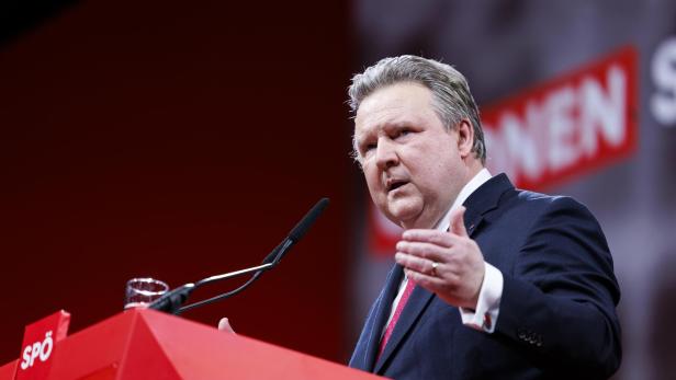 Michael Ludwig im Anzug spricht am Rednerpult mit SPÖ-Logo.