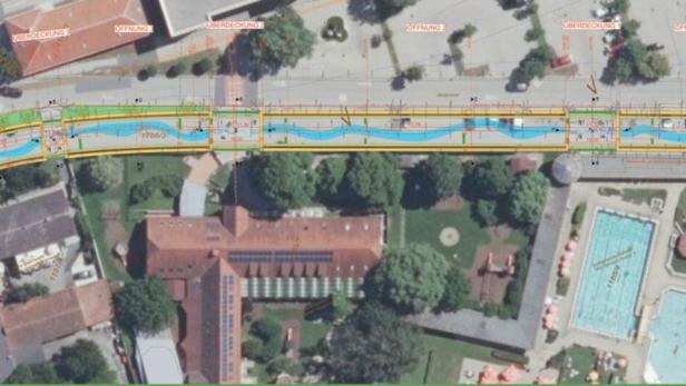 Luftaufnahme eines Stadtgebiets mit eingezeichnetem geplanten Wasserlauf, Straßen und Gebäuden sowie einem Freibad mit Becken.