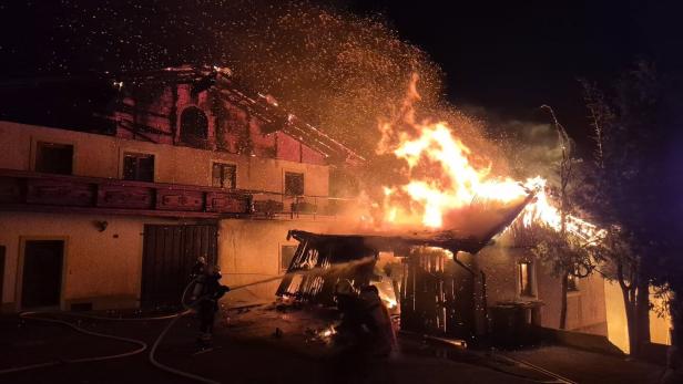 Gebäude in Vollbrand