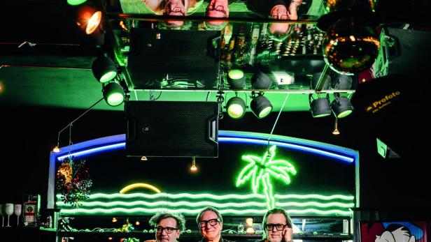 David Schalko, Robert Palfrader und Nicholas Ofzarek posieren für profil  in der „Palme”-Bar