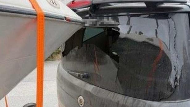 Auto mit einem Boot auf einem Anhänger