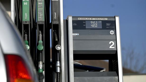 ++ THEMENBILD ++ TANKSTELLE / TANKEN /ZAPFHAN / ZAPFSÄULE / SPRIT / SPRITPREIS / BENZIN / DIESEL / ENERGIE / TEUERUNG