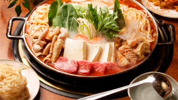 Hotpot mit Nudeln, Fleisch in einer Schüssel, Hot-Pot