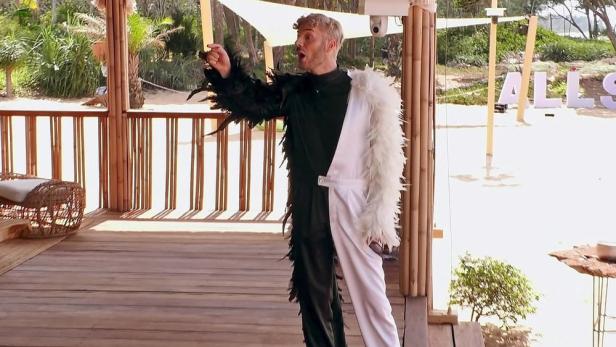 Wütender Sam Dylan auf Hausveranda mit erhobener Faust