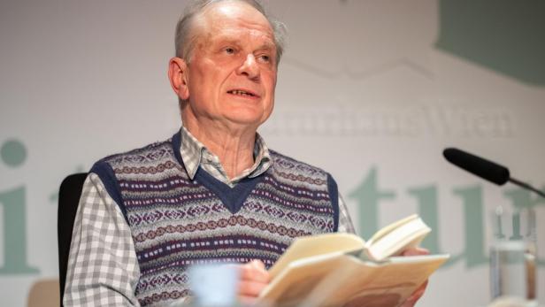 Der Autor Josef Winkler bei einer Lesung