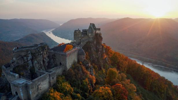 Die Ruine Aggstein im Abendlicht in „Über Österreich – Eine höhere Sicht“.