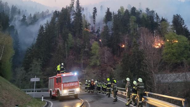 ++ HANDOUT ++ KÄRNTEN: WALDBRAND IM LESACHTAL BREITETE SICH ÜBER NACHT WEITER AUS