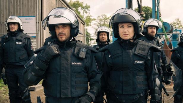 Gruppe von Polizisten in voller Montur wartet auf Demonstranten